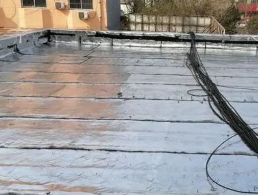高明卫生间漏水维修公司分享下高明屋面楼顶防水刚性防水层施工要点。